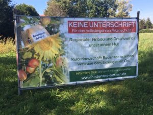 Protestplakat in Langenargen von Bodensee-Bauern i. e. Maschinenbetriebsring Tettnang e. V. gegen das Volksbegehren "Rettet die Bienen". Foto: Elke Krieg