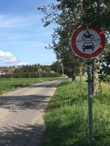 Der Schützenweg in Langenargen aus westlicher Richtung (Mooser Weg) ist ohne Einschränkung für Kraftfahrzeuge aller Art gesperrt. Foto: Elke Krieg
