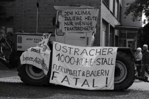 Bei der Fridays-for-Future-Kundegebung am 27. September 2019 in Weingarten war der Ostracher 1.000-Kühe-Stall ein Thema! Foto: Micha Matschinski