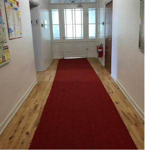 Das Verwaltungsgericht Sigmaringen hatte für uns den roten Teppich ausgerollt. Und vorne rechts (?) neben der Tür, das sehe ich jetzt erst, hängt noch ein kleiner Gruß der Feuerwehr Ummendorf? Foto: Elke Krieg